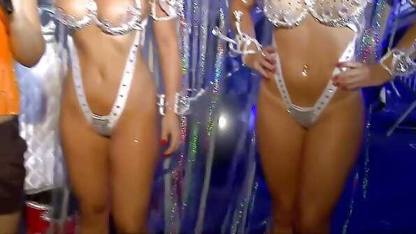 Русокоса со големи лажни цицки е на грб на креветот и прима љубов