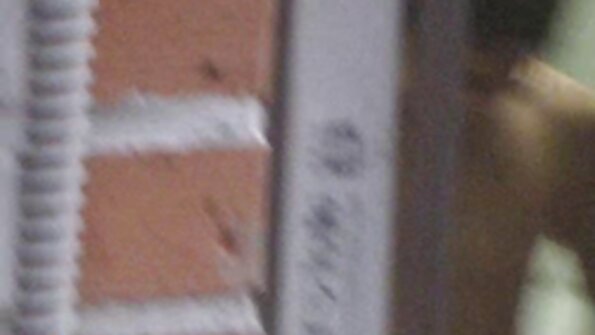 Бујна девојка е заебана во секоја дупка од двајца близнаци