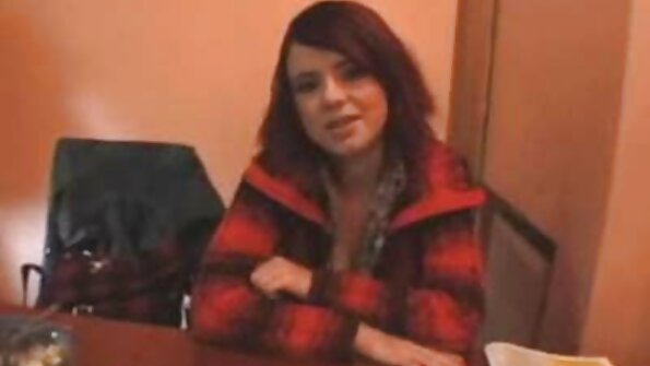 На една кучка и е влечена косата до некои шкафчиња во училиштето