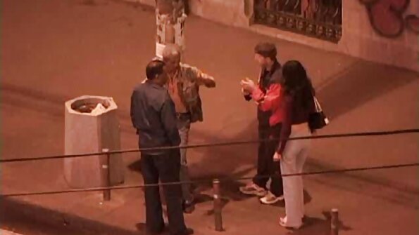 Црнокоса жена добива кур во нејзината прекрасна пичка