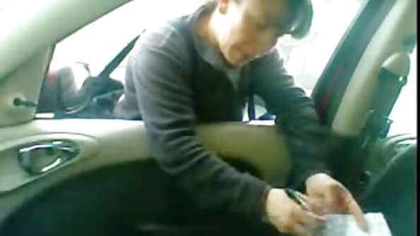 Плавуша му турка ремен на својот љубовник додека го влече неговиот пекер