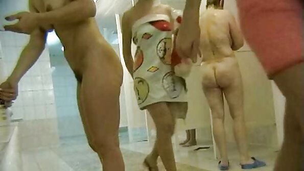 Плавуша која ужива во мирисот на сперма добива сперма во устата