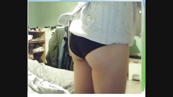 Настапува плавуша со голем задник и избричена пичка