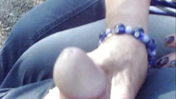 Русокоса со фин заоблен задник е удирана од двајца желни момци