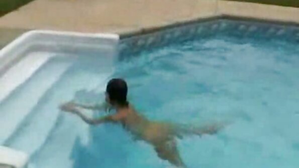 Плавуша со светла коса ја ебат двајца мажи во секси видео