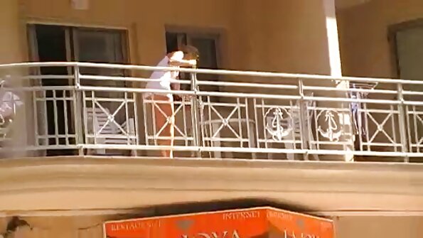 Пиле што сака сперма го голта сето она што и е пукано во лице