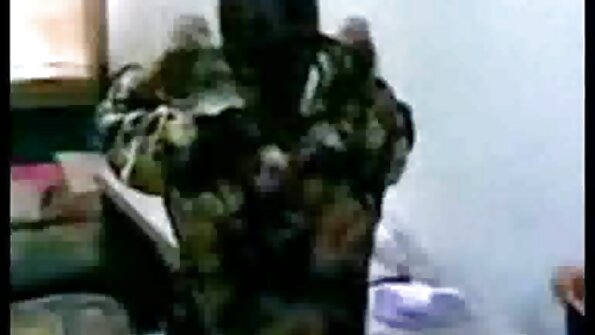 Откако ќе го направи својот партнер тврд и вкочанет, таа се наведнува за неговата долга оска