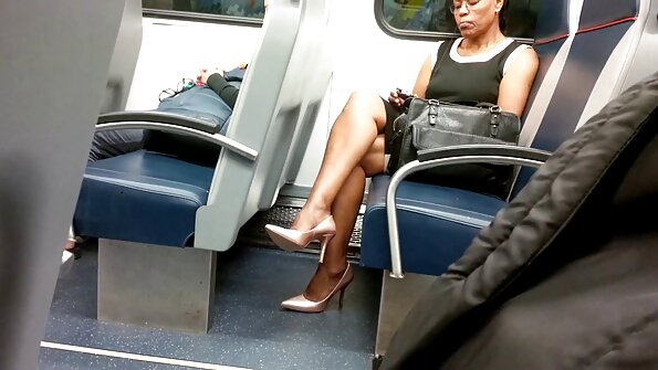 Прекрасна црнокоса девојка е на брод над голем кур