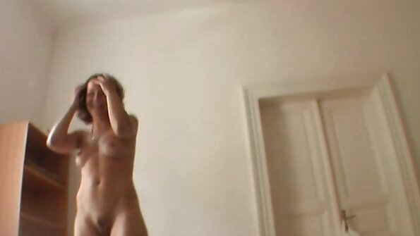 Неверојатниот милф учи млада обетка како да ебе напалена жена