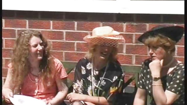 Се пробива секси тинејџерка која ги има сите природни гради