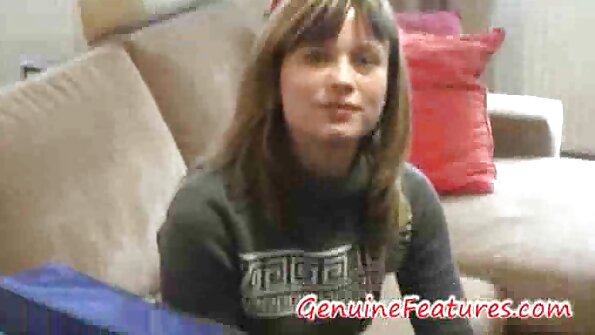 Зачудувачки милф со големи цицки ги става усните околу кур