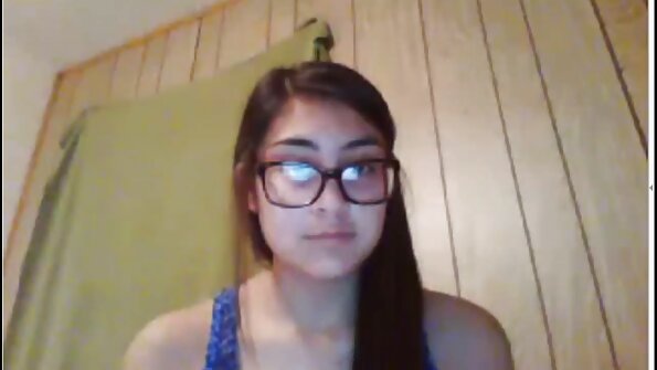 Русокоса жена се забавува со петлите во просторија за слава