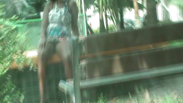 Шампанската дама вози кур на плажа како последен пат во животот