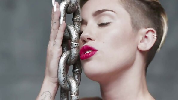 Шармантната бринета ја ебе друг маж додека БФ гледа