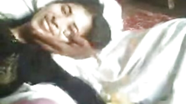 Плавуша и бринета се бакнуваат на лезбејско видео