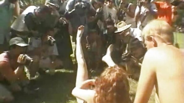 Во задниот дел од комбето е силно заебано плавушо пиле од абонос