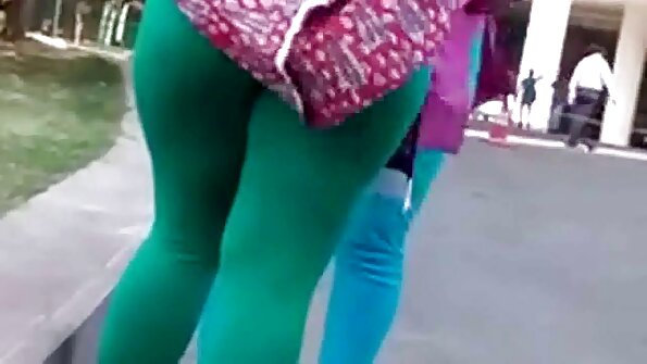 Плавуша со големи лажни гради е притисната на вратата гола