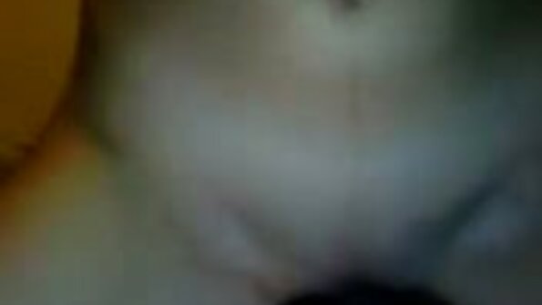 Една бринета турка голема играчка длабоко во нејзините секси пички