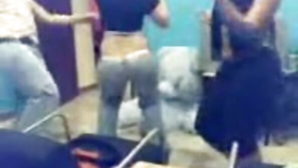 Една бринета со големи гради влече тврд кур пред нас