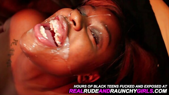 Надвор е бринета со чудесни тропалки и си игра со кур