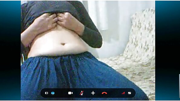 Бринета со мокра коса им прави удар на партнерите