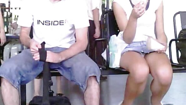 Цврста убавица со големи лажни цицки е во тројка, удрен