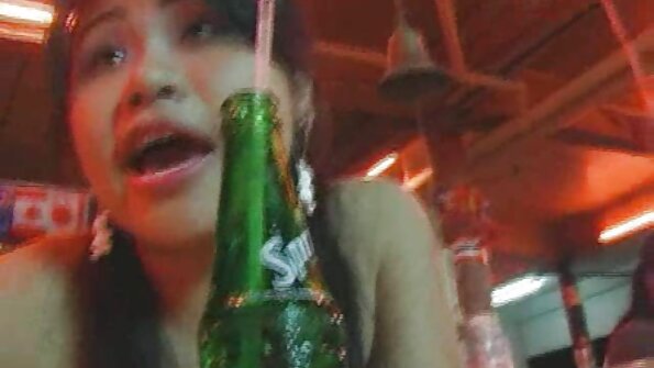 Африканско бебе ја шири својата пичка за бели пичове