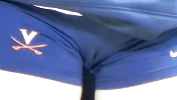 Девојка со убави големи цицки ѝ го грабнале задникот и и ја заебале влажната пичка