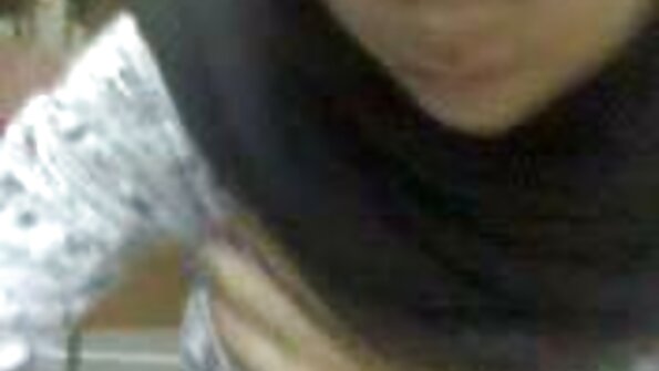 Напалена курва со голем задник силно ја тресна пичката