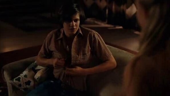 Бујната бринета Шеј Еванс лиже голем кур од сите страни