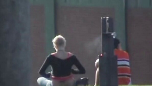 Бујната љубовница во чорапи мастурбира анусот на девојката одзади