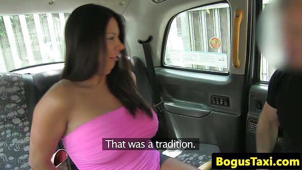 Бебе со убав заоблен задник се заебава во пичката