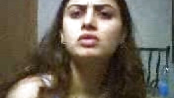 Големиот задник Латина добива шлаканица на задникот додека не стане црвен