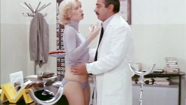 Крупен црн човек кој сака да лупа жешки кучки удира курва