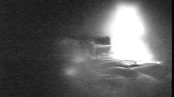 Црна дама која има мали цицки и погоден голем задник добива бел столб