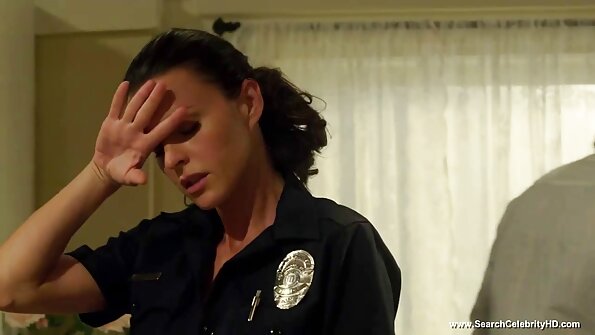 Бринета која има голем задник покажува голема љубов кон курот