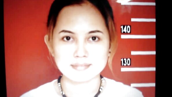 Бринета со голем задник се поклонува на голем тврд кур на креветот