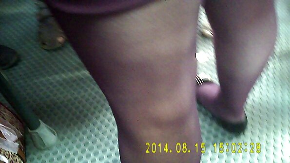 Бринета со мали цицки е навистина силно заебана во задникот