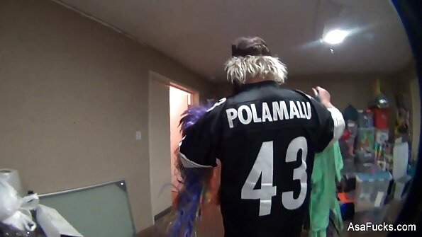 Пиле што има црна коса и големи гради се ебе на креветот