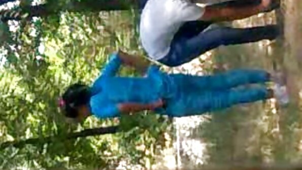 Слатко со убаво лице бакнува кур на сензуален начин