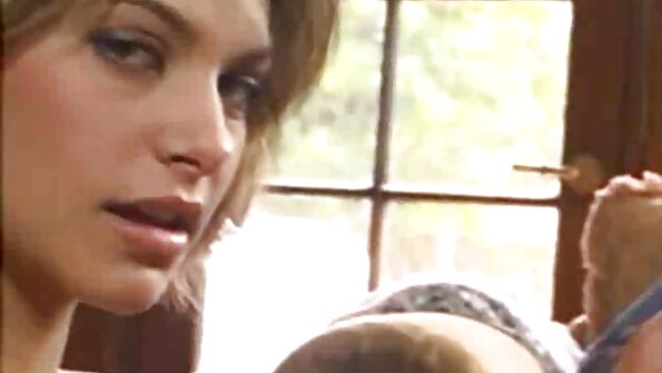 Една девојка прави удар со своето убаво лице во оваа сцена