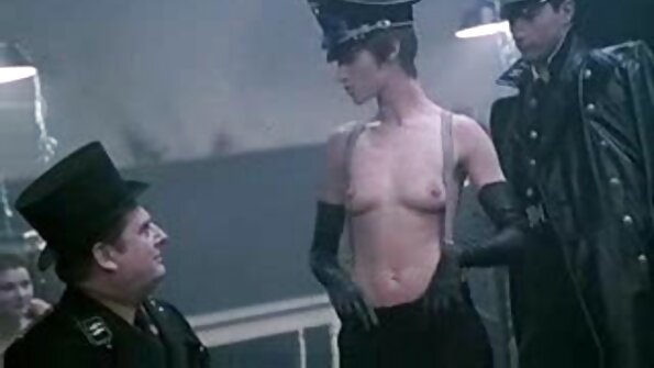 Девојка се наведнува на софата за да има директен секс