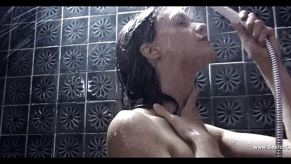 Минкс со гавранско коса дава невешт дувачки удар блиску до објективот