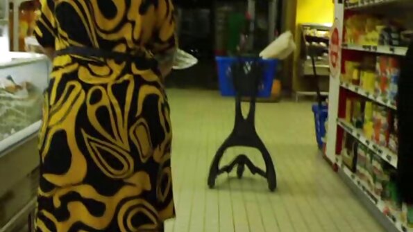 Лижено е големо задник со тетоважи, а и таа е заебана