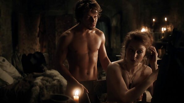 Бимбо со руса коса добива голем црн кур во нејзината пичка