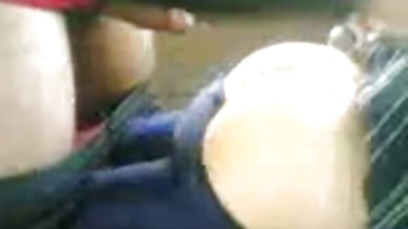 Плавуша која има мали цицки добива кур во нејзината стапица