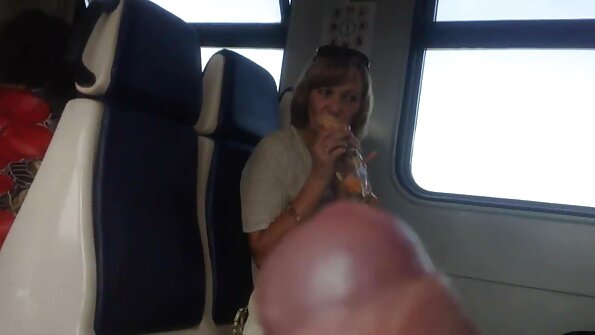 Се заебава плавуша со наочари над бирото.