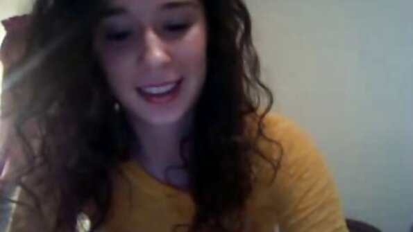 На една русокоса со природни гради и е заглавен задникот со тврд кур