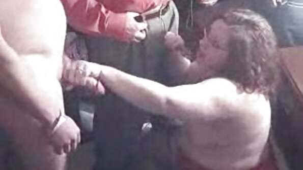 На една плавуша со природни цицки и се шлаканици и ебат задникот