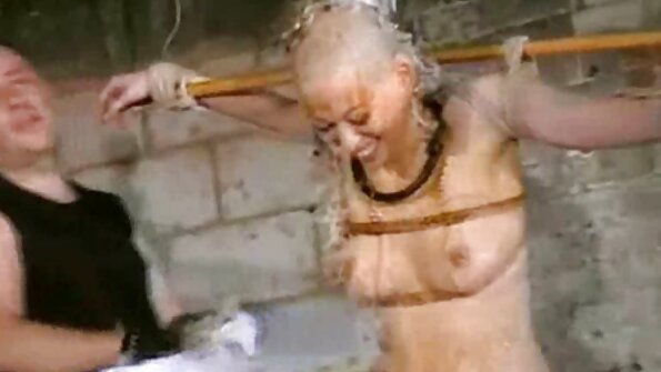 Лезбејка бринета закачи дилдо во нејзината русокоса пријателка